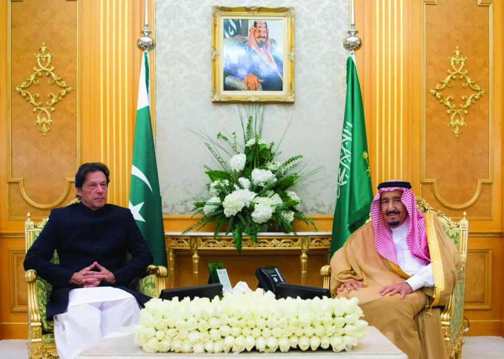 الملك سلمان وعمران خان خلال جلسة المباحثات التي عقدت في قصر السلام بجدة اليوم (واس)