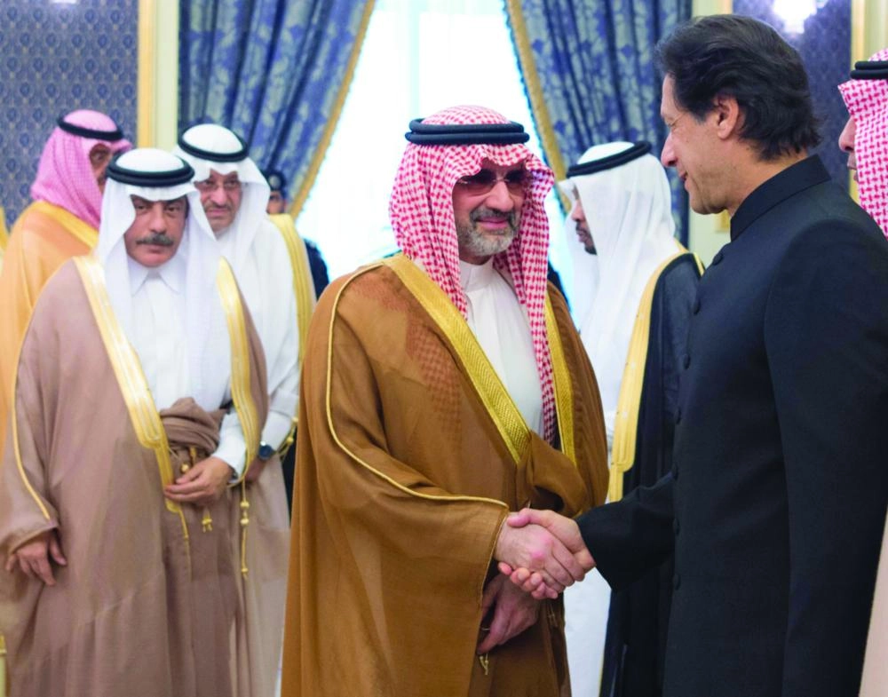 عمران خان مصافحا الوليد بن طلال خلال الاستقبال