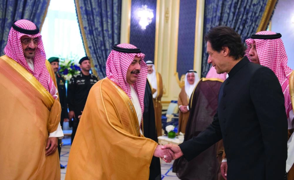 عمران خان مصافحا مستقبليه