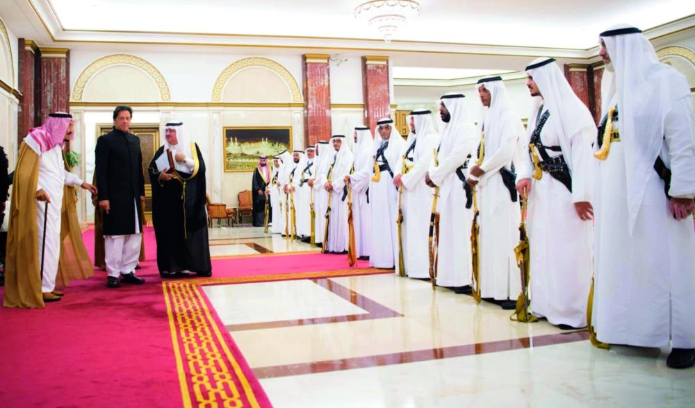 الملك سلمان وعمران خان خلال مراسم الاستقبال 