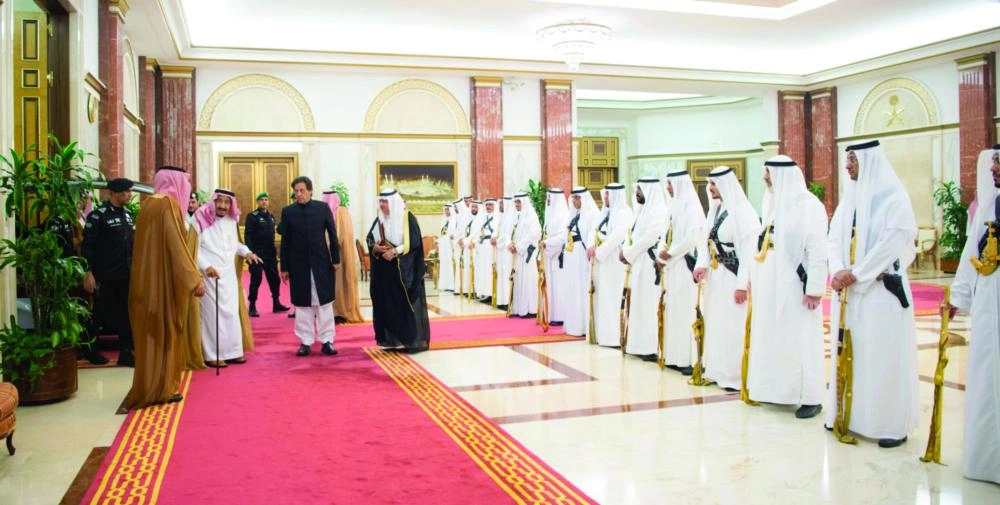 الملك سلمان وعمران خان خلال مراسم الاستقبال  