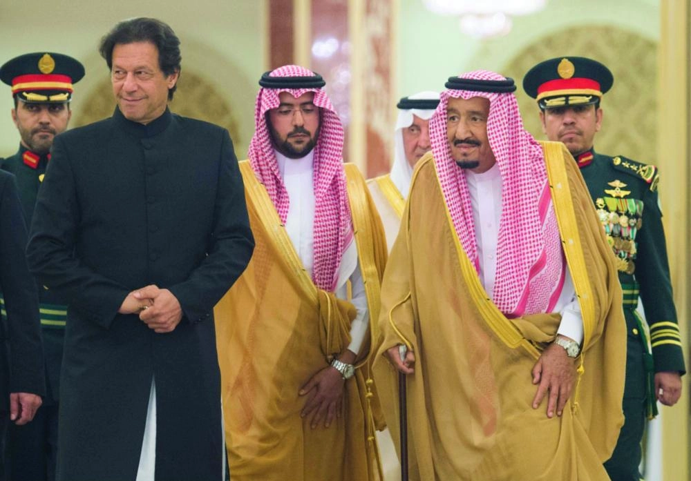 الملك سلمان خلال استقباله عمران خان في قصر السلام بجدة اليوم (واس)