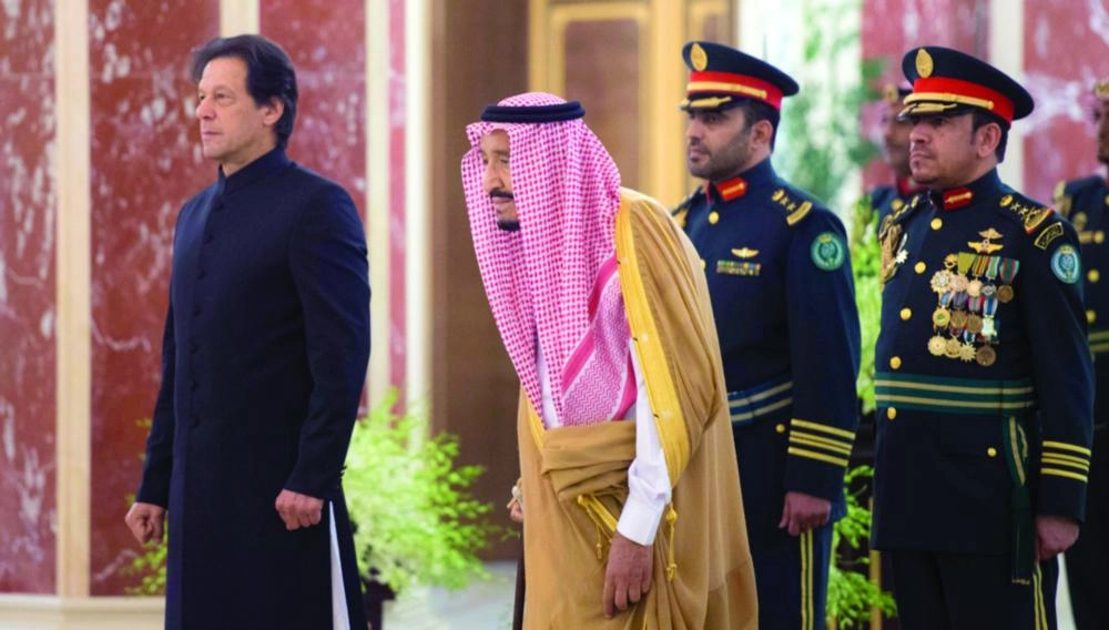 الملك سلمان وعمران خان خلال عزف السلامين الوطنيين للبلدين