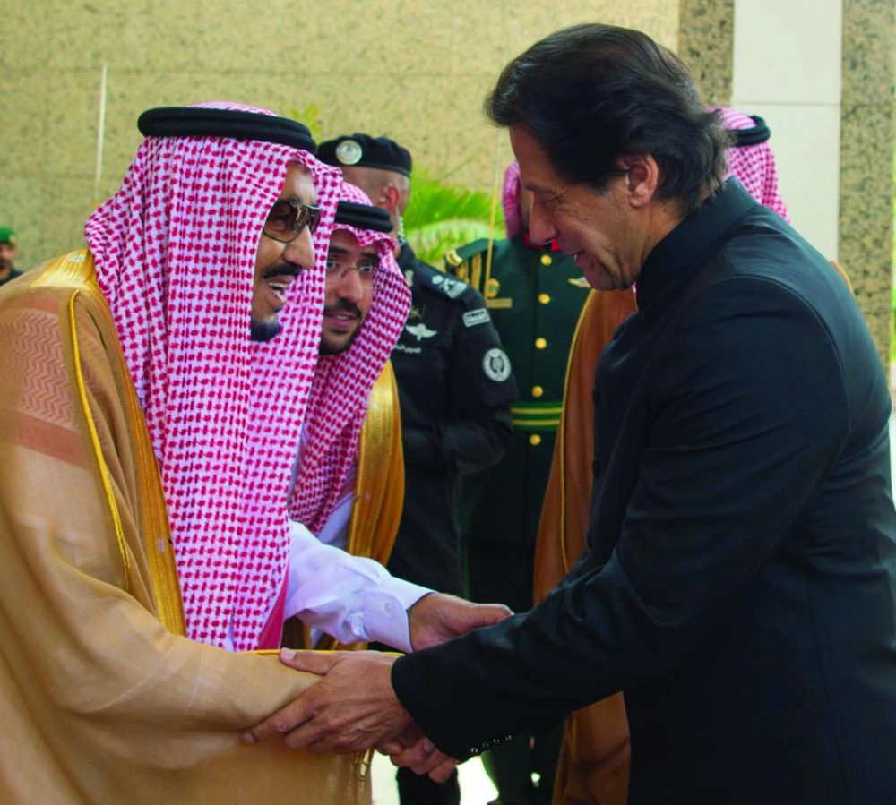 الملك سلمان خلال استقباله عمران خان في قصر السلام بجدة اليوم (واس)