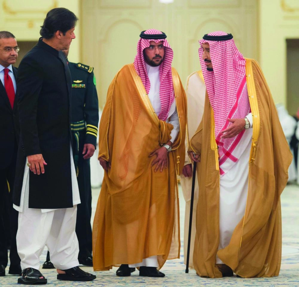 الملك سلمان في حديث مع عمران خان خلال الاستقبال
