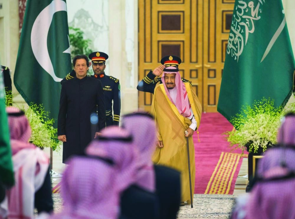 الملك سلمان وعمران خان خلال عزف السلامين الوطنيين للبلدين 