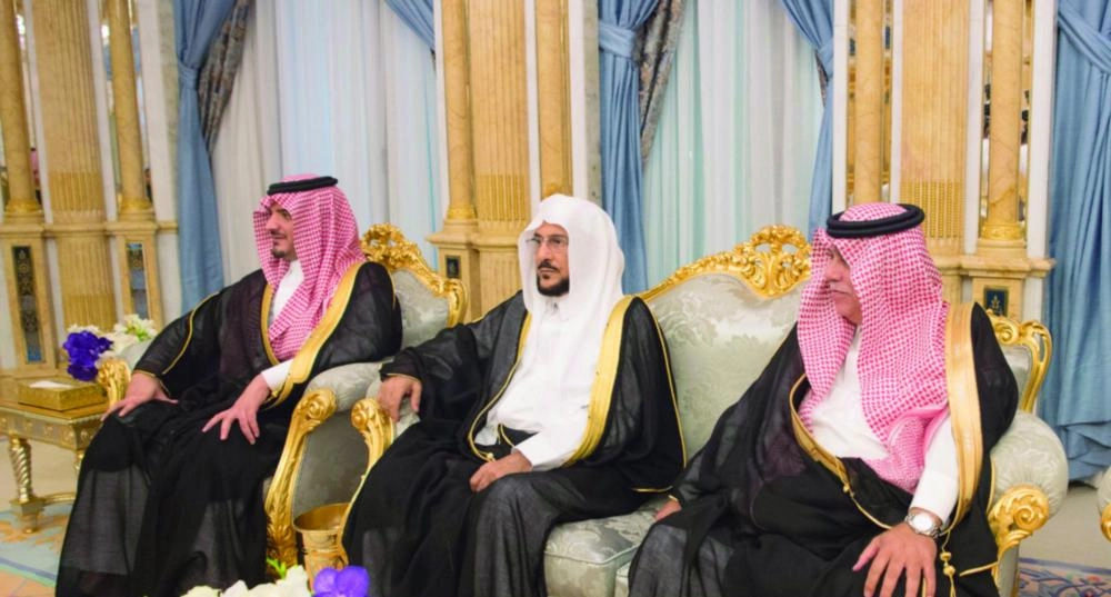 عبدالعزيز بن سعود وعبداللطيف آل الشيخ وماجد القصبي خلال اللقاء    (واس)