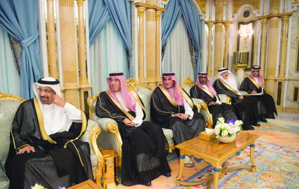 وزراء ومستشارون خلال اللقاء    (واس)