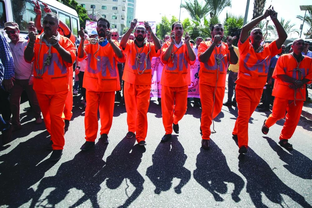 






موظفو أونروا يرتدون زي الإعدام                                             (د ب أ)