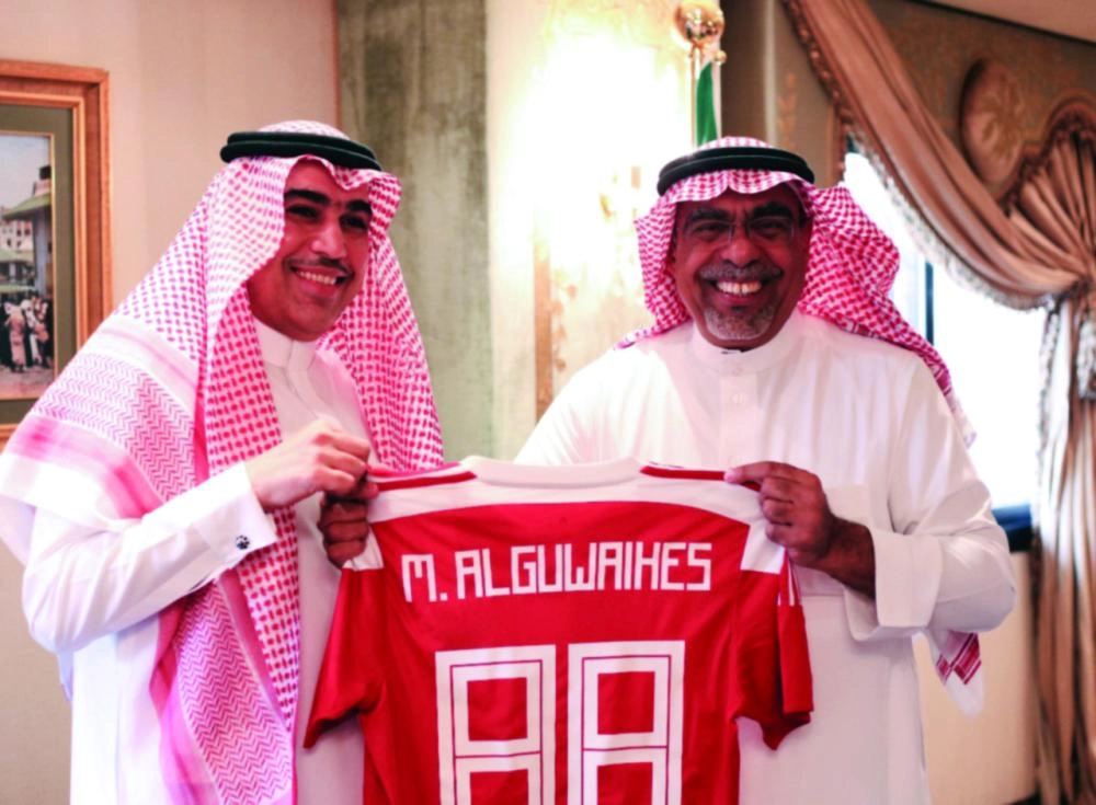 محمد القويحص يتسلم فانيلة الوحدة من حاتم خيمي (مكة)