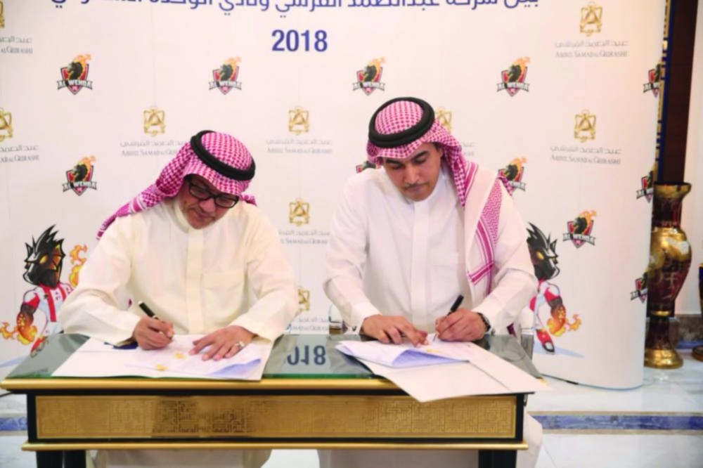 






حاتم خيمي ومحمد عبدالصمد القرشي خلال توقيع عقد الرعاية                (مكة)