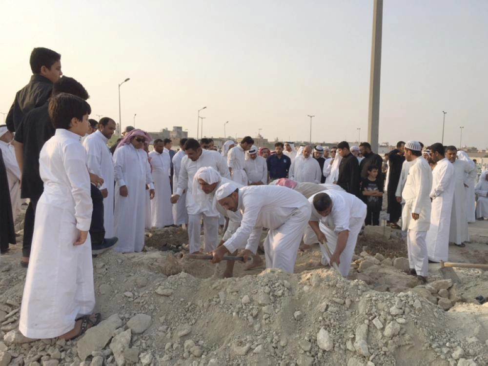 من مواراة الثرى على القبر (مكة)