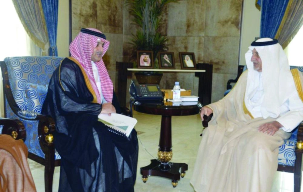 خالد الفيصل خلال لقائه أحمد لنجاوي                                             (واس)