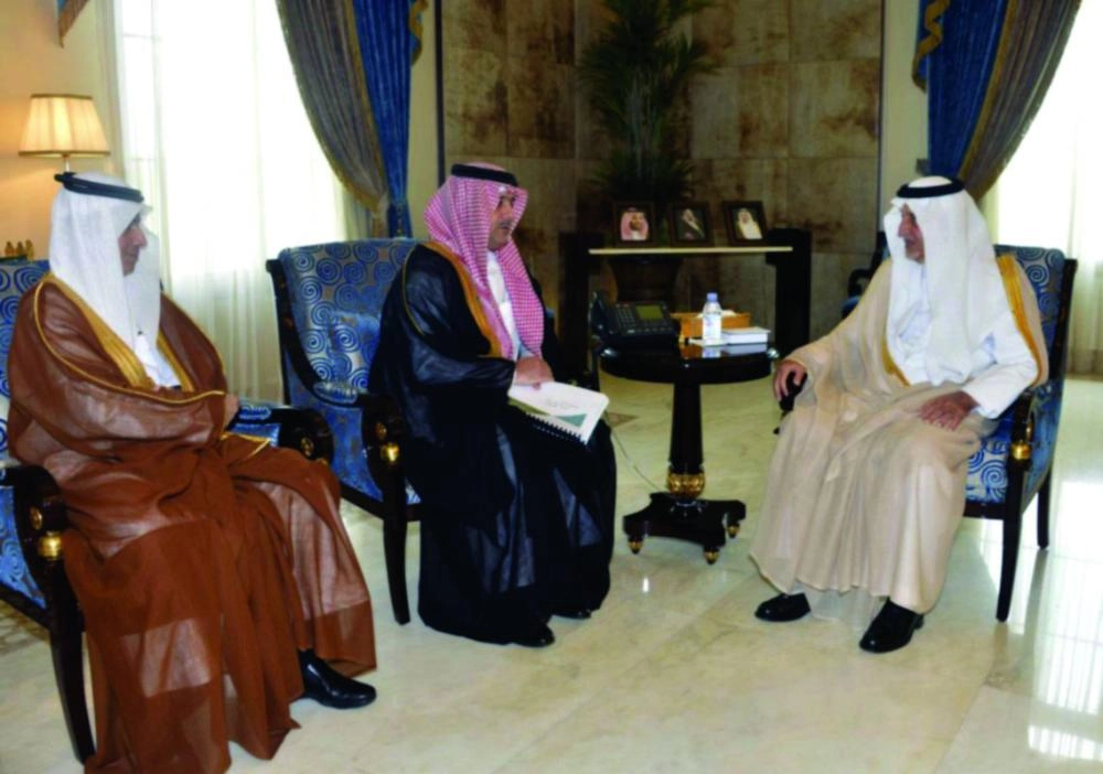 خالد الفيصل خلال لقائه أحمد لنجاوي                                             (واس)