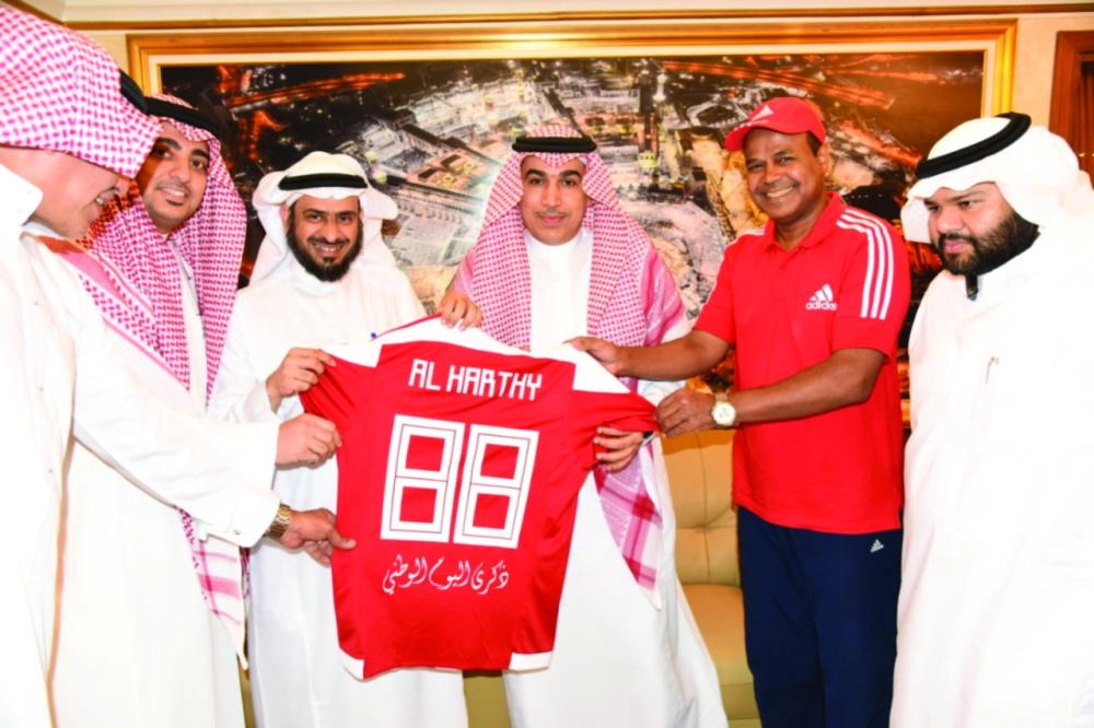 






خيمي يسلم الحارثي قميص الفريق