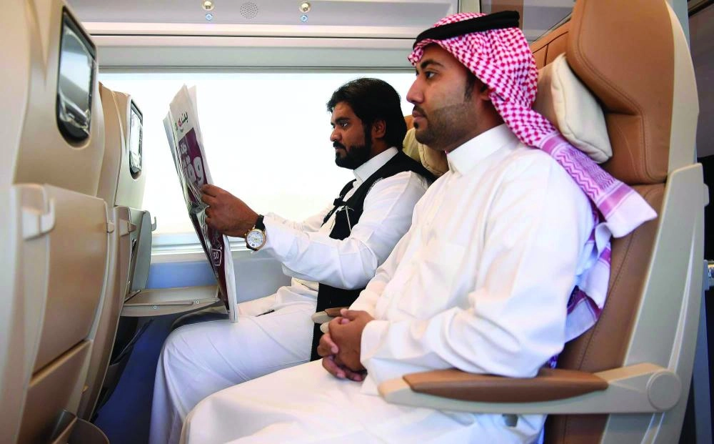 ركاب في قطار الحرمين (مكة)