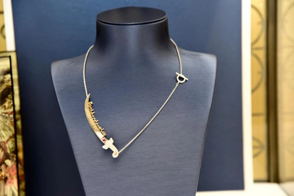 



إحدى قطع المجوهرات                                   (مكة)