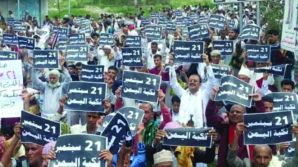  متظاهرون في تعز يرفعون شعار نكبة اليمن بعد صلاة الجمعة  
 (تويتر) 