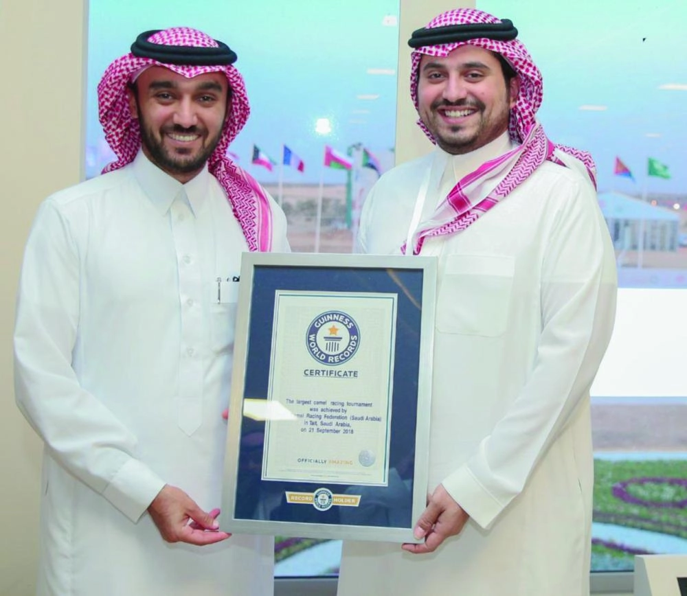 






فهد بن جلوي وعبدالعزيز بن تركي يستعرضان شهادة جينيس    (واس)