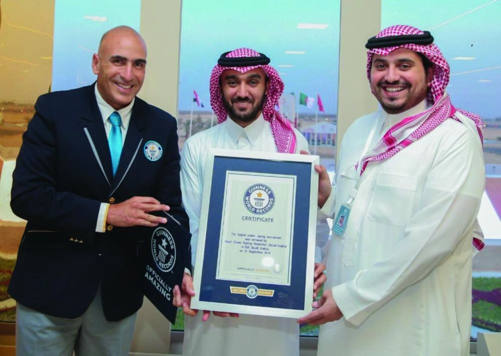 فهد بن جلوي وعبدالعزيز بن تركي يتسلمان شهادة موسوعة جينيس (واس)