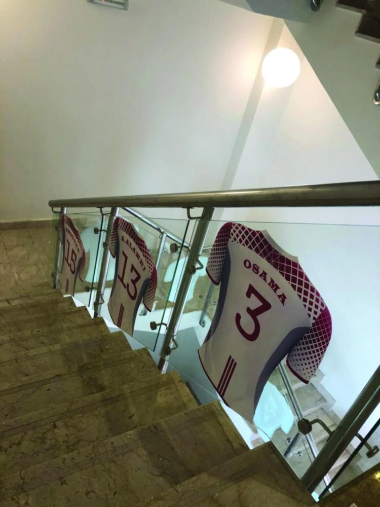 






أقمصة اللاعبين وأسماؤهم في درج وممرات المعسكر (مكة)