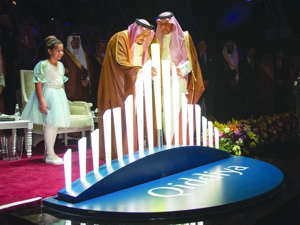 خادم الحرمين الشريفين أثناء وضع حجر أساس القدية (مكة)