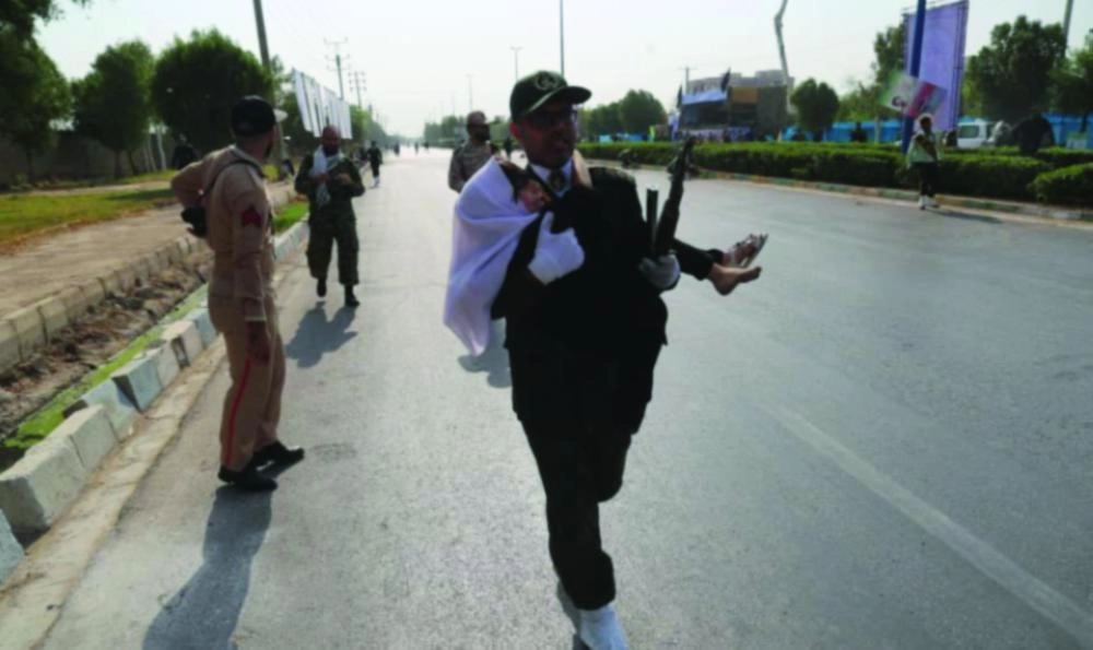 






حرصت وسائل الإعلام الإيرانية على التقاط صور الأطفال مع أفراد الحرس الثوري                                                   (تويتر)