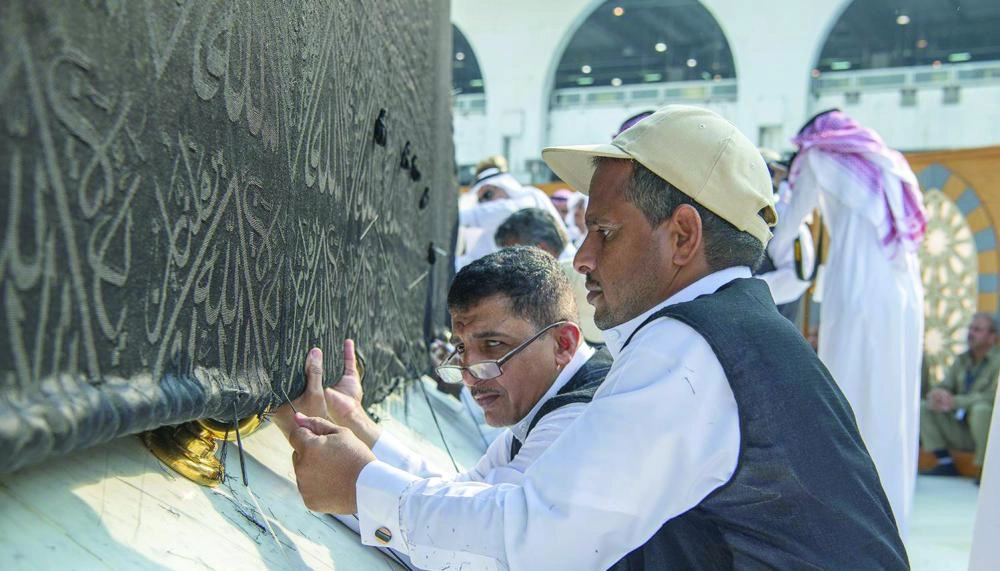 فنيون خلال تثبيت ثوب الكعبة (واس)