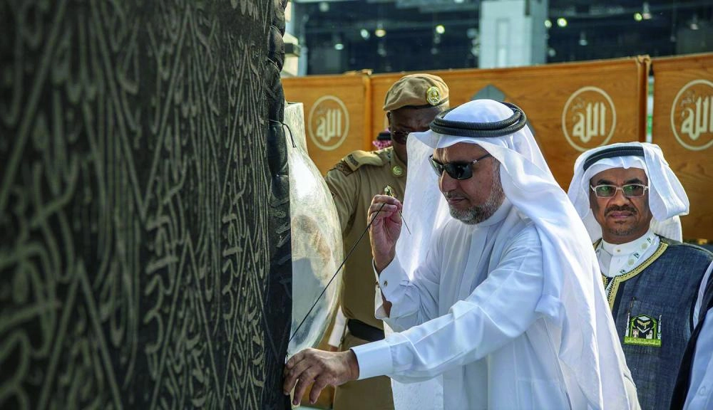 من أعمال تثبيت ثوب الكعبة (واس)