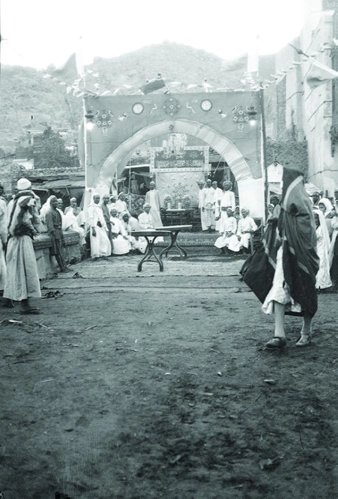 






من احتفالات حي أجياد وتظهر امرأة مارة وهي ترتدي البرقع والملاية