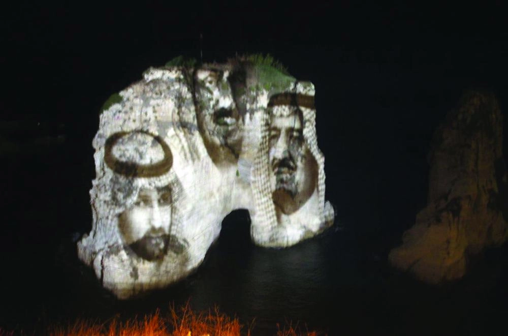 صخرة الروشة تتوشح صورتي خادم الحرمين وولي العهد (واس) 