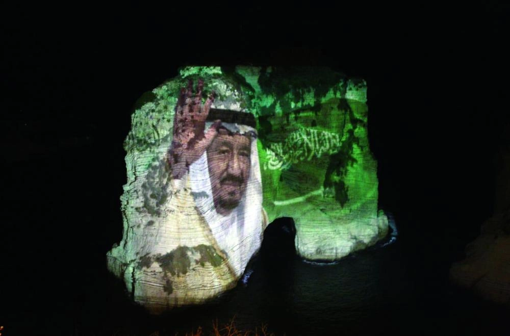 صخرة الروشة تتوشح صورتي خادم الحرمين وعلم المملكة (واس)