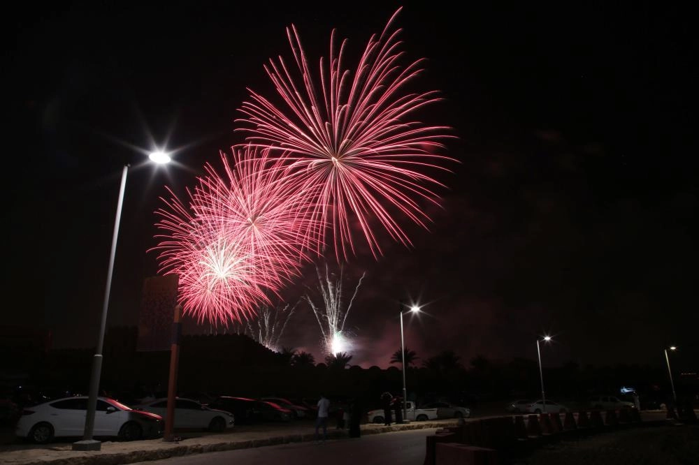 






من عروض الألعاب النارية  
