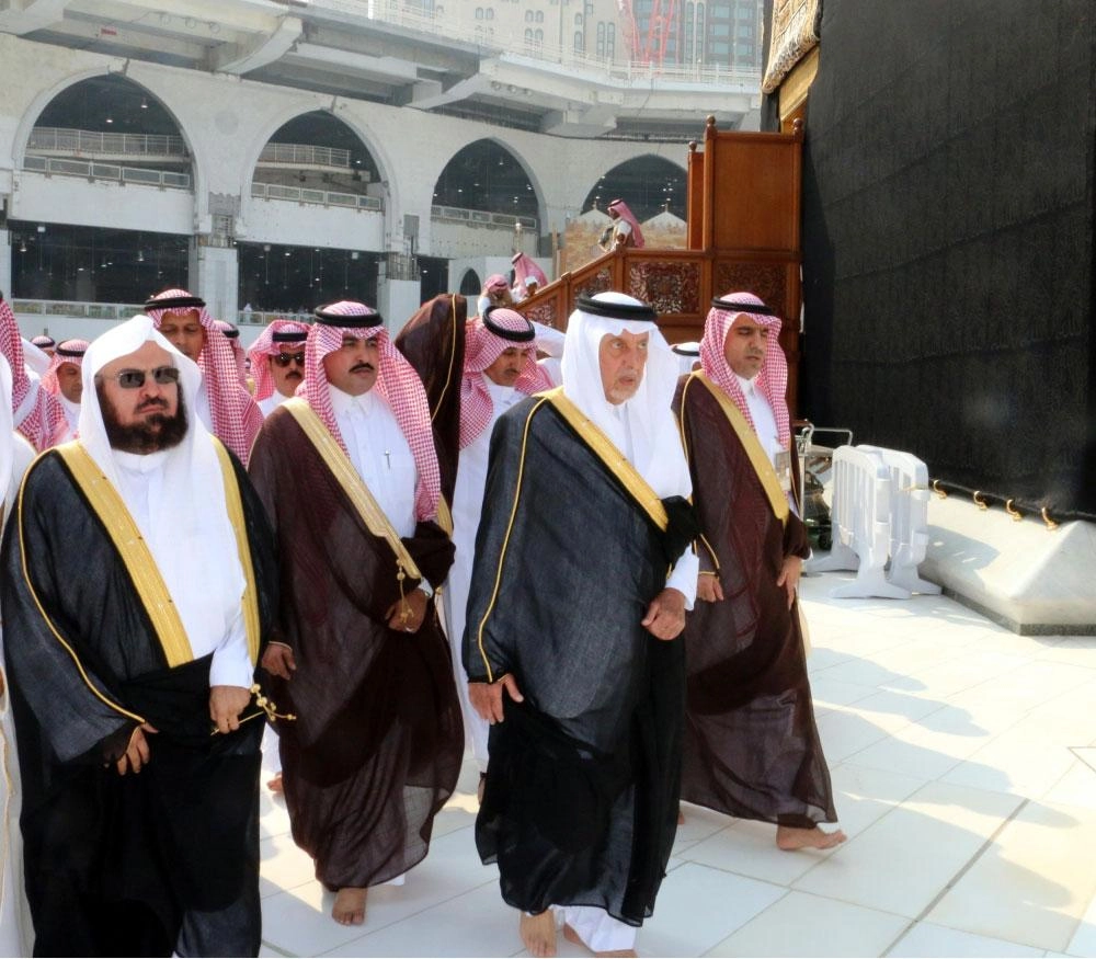 خالد الفيصل خلال طوافه بالبيت العتيق