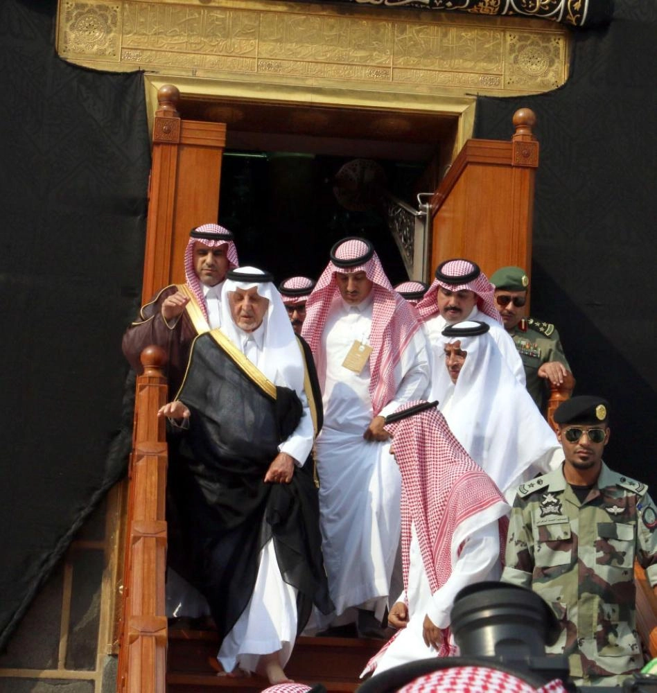 خالد الفيصل بعد الانتهاء من غسل الكعبة المشرفة (واس)