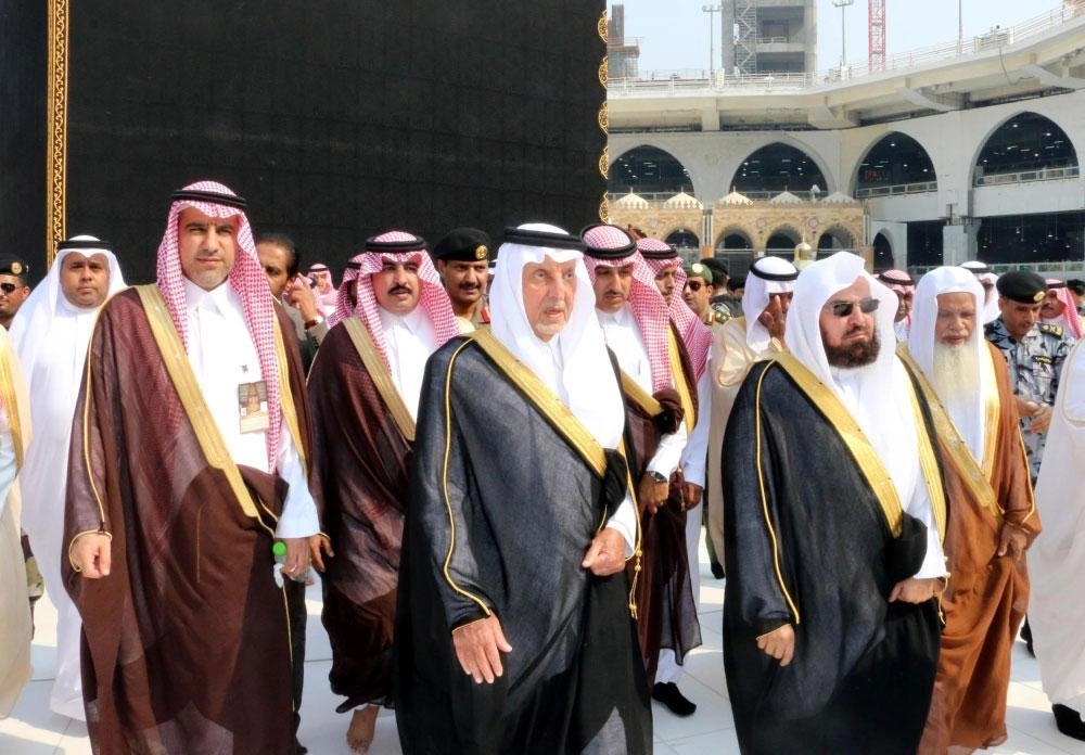 خالد الفيصل خلال طوافه بالبيت العتيق