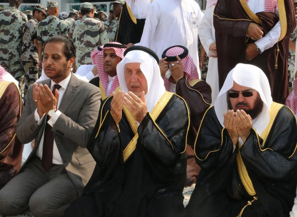 خالد الفيصل بعد أداء ركعتي الطواف