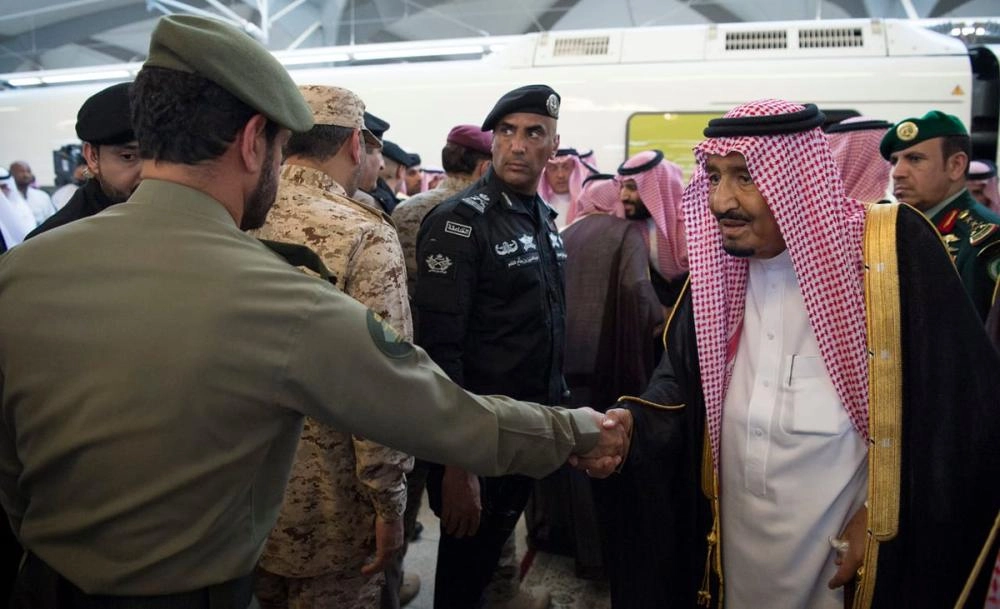 خادم الحرمين مصافحا الضباط والمسؤولين لدى وصوله المدينة المنورة