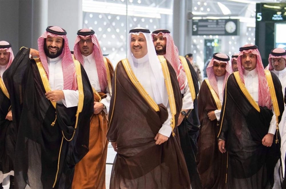 من وصول ولي العهد إلى المدينة المنورة وفي استقباله فيصل بن سلمان    (واس)