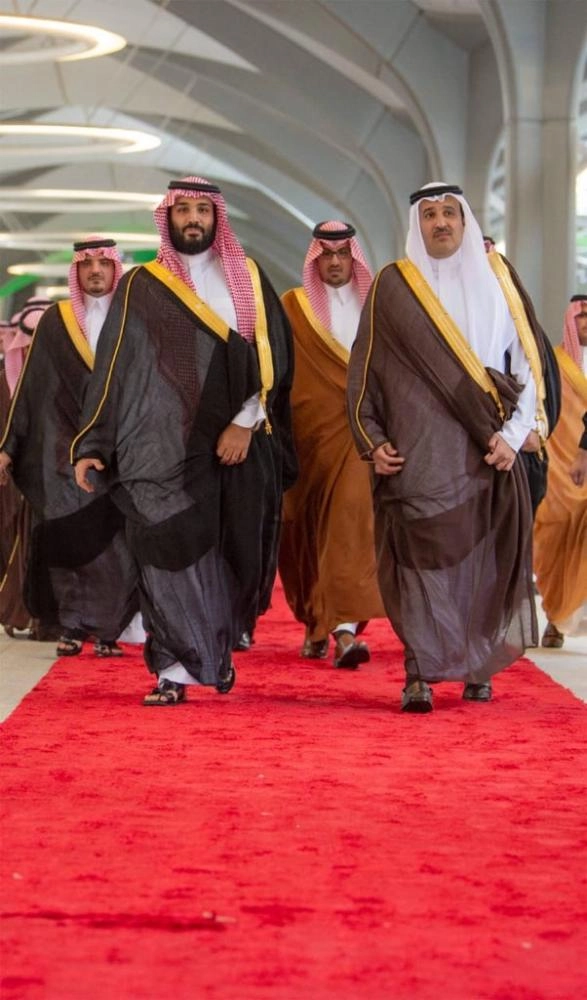 من وصول ولي العهد إلى المدينة المنورة وفي استقباله فيصل بن سلمان    (واس)