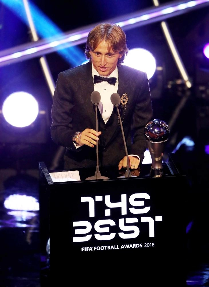 






مودريتش ملقيا كلمته عقب حصوله على الجائزة  (د ب أ)