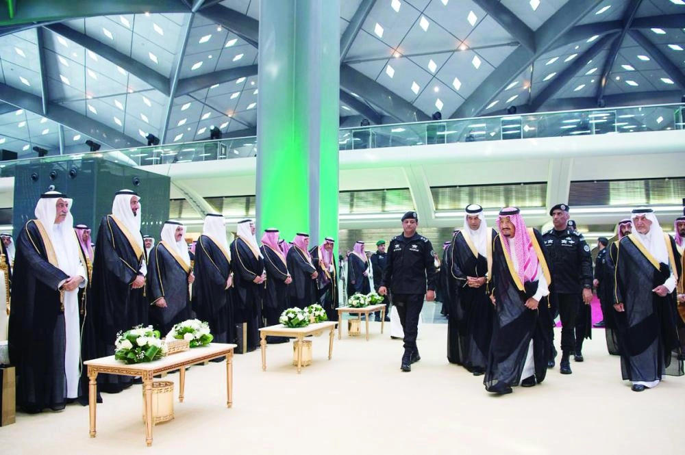 






خادم الحرمين لدى وصوله إلى مقر محطة قطار الحرمين بجدة أمس                                                                                                          (واس)