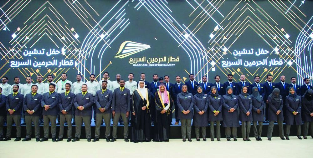 






الملك سلمان يتوسط فريق قطار الحرمين السريع بجدة أمس