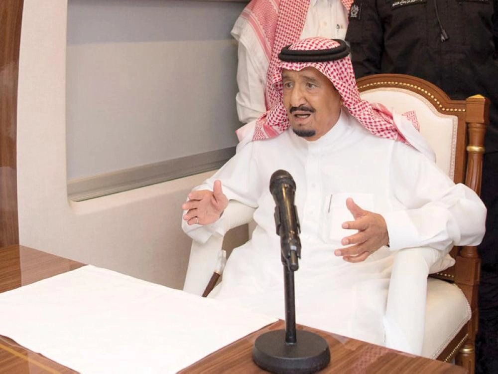 الملك سلمان داخل مقصورة قطار الحرمين السريع متجها من جدة إلى المدينة المنورة (واس)