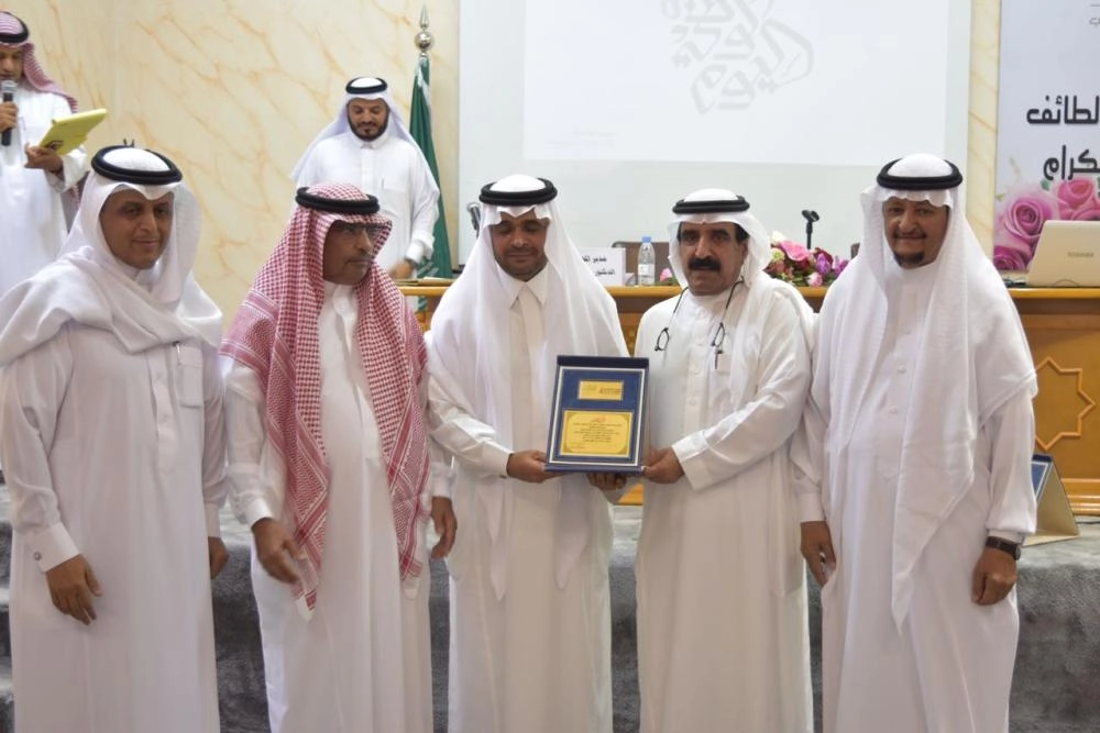 تكريم بن معمر في ليلة الاحتفاء بالوطن 