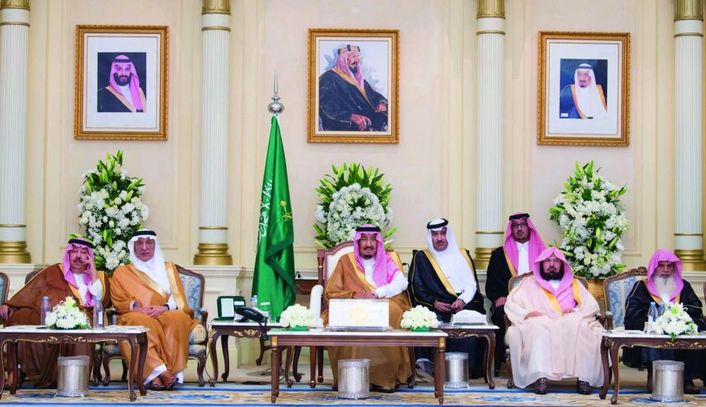 






خادم الحرمين خلال تشريفه حفل أهالي المدينة المنورة أمس                                                                                                 (واس)