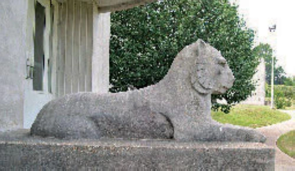 تمثال من خرسانة