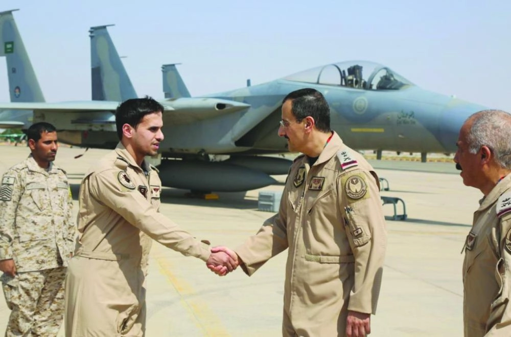 






تركي بن بندر مصافحا المشاركين من القوات الجوية                         (واس)