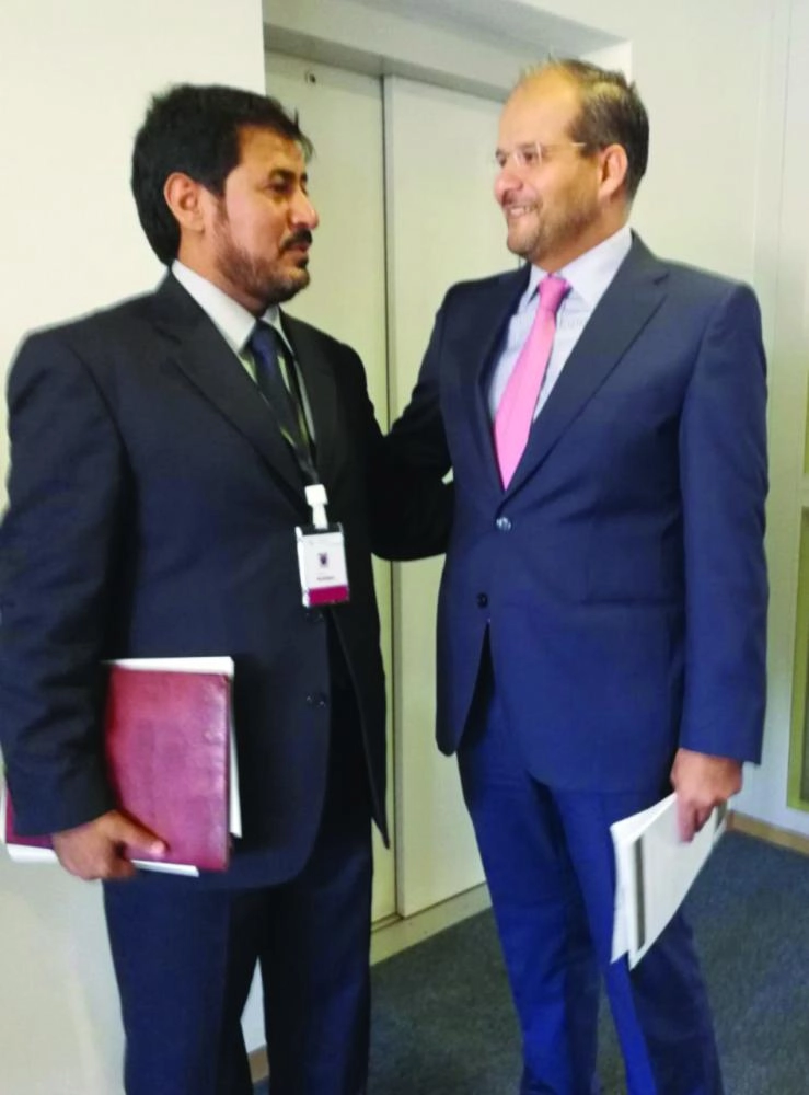 






المري خلال حديثه مع المفوض محمد النسور    (مكة)