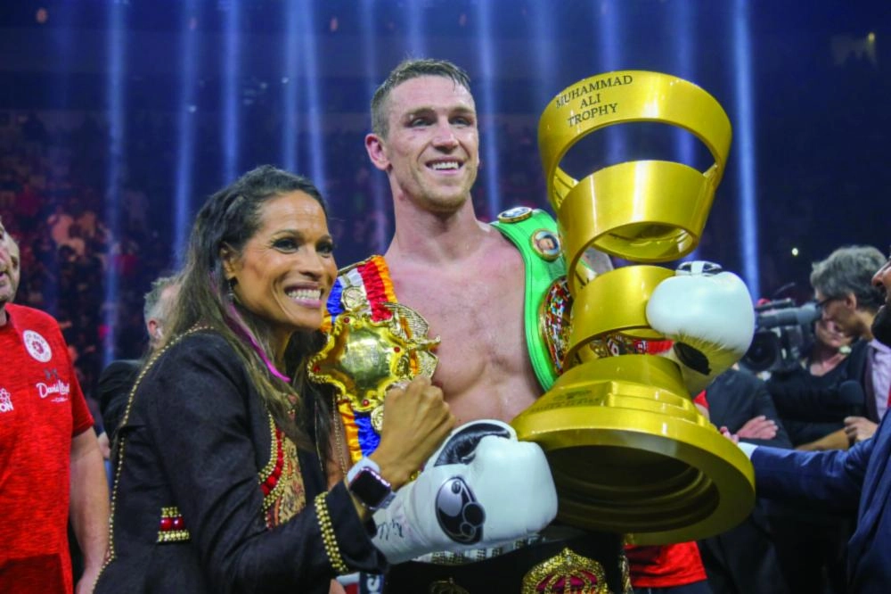 






رشيدة محمد علي متوجة سميث بكأس والدها                                  (ياسر بخش)